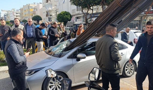Kamyondaki demirler otomobile saplandı