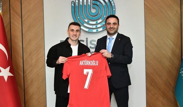 Kerem Aktürkoğlu’ndan Başkan Özlü’ye Özel Hediye