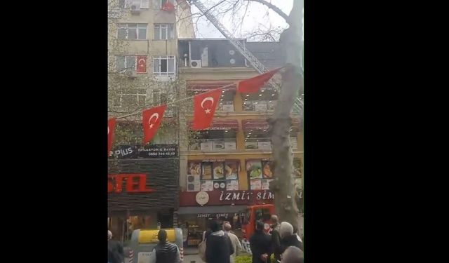 İzmit’in Göbeğindeki Bina Dökülüyor!