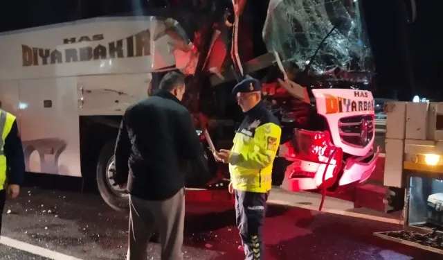 Kuzey Marmara’da can pazarı: Yolcu otobüsü tıra çarptı