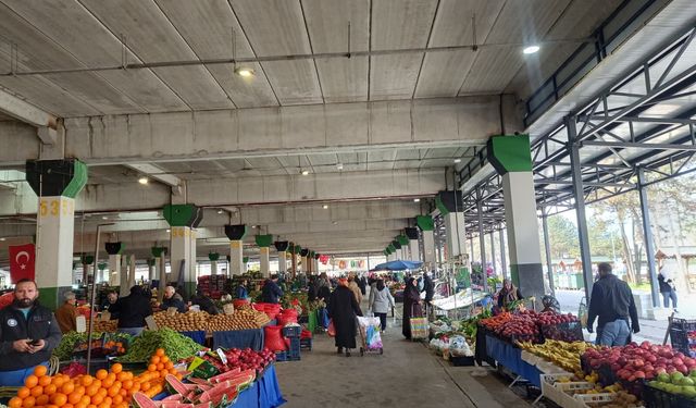 İzmit'te Doğu Kışla Pazarında Fiyatlar Cep Yakıyor