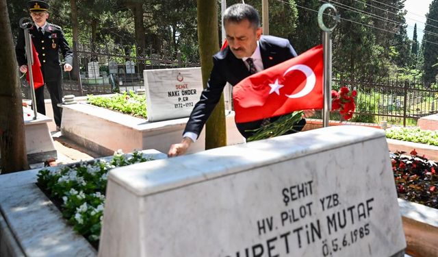 Vali Aktaş Şehit Kabirlerine Karanfil Bıraktı