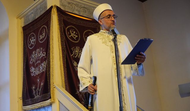 İzmit'te İmam Hutbeye Kılıçla Çıktı! 100 Yıllık Gelenek Bozulmadı