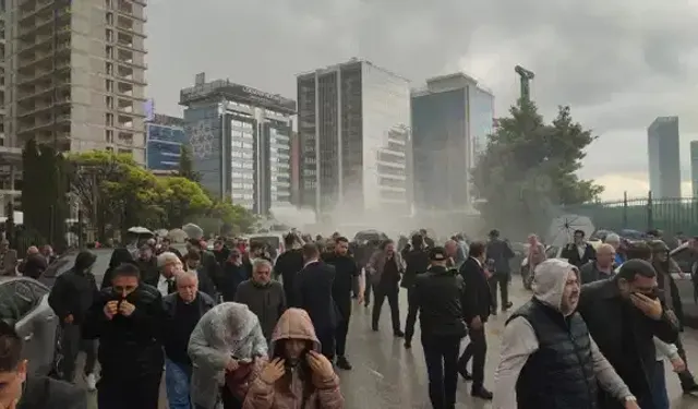 CHP Genel Merkezi Önünde İl Başkanlarına Biber Gazı ve TOMA Müdahalesi
