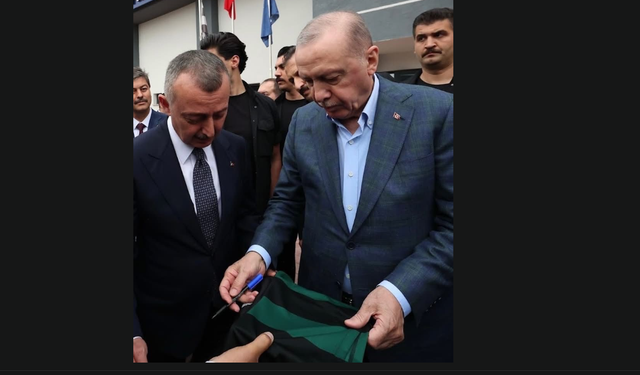 Büyükakın, müze için Cumhurbaşkanı Erdoğan’a forma imzalattı