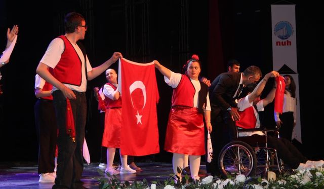 Özel Bireylerin Renkli Sahnesi