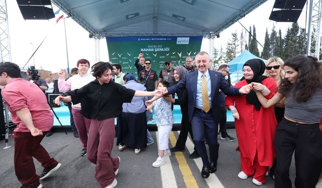 Büyükakın temsili uğurlamada özel bireylerle konvoy yaptı, halay çekti