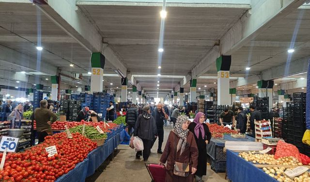 İzmit Perşembe Pazarı’nda yaz bereketi: Tezgahlar Doldu Fiyatlar Geriledi