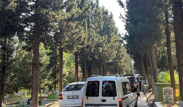 Bayramın en kalabalık alanlarında araç kuyrukları