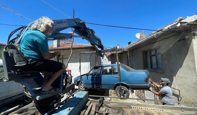 Freni Tutmayan Otomobil İki Evin Arasına Düştü