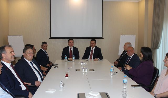 Deva Saadet buluşmasında sürpriz ziyaret: Genel başkanlarla görüştü, toplantı başlamadan ayrıldı