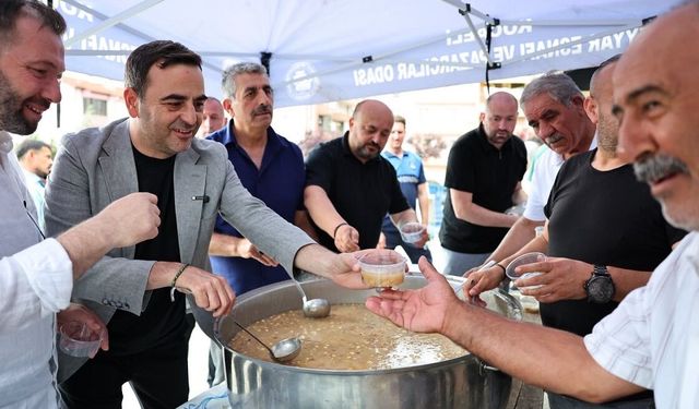Başkan Özlü’den pazar esnafı ve vatandaşlara aşure ikramı