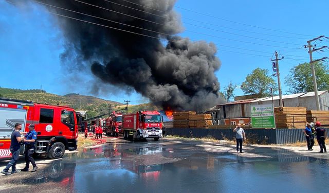 Fabrika Yangınında Bir İşçi Alevlerin Arasında Can Verdi