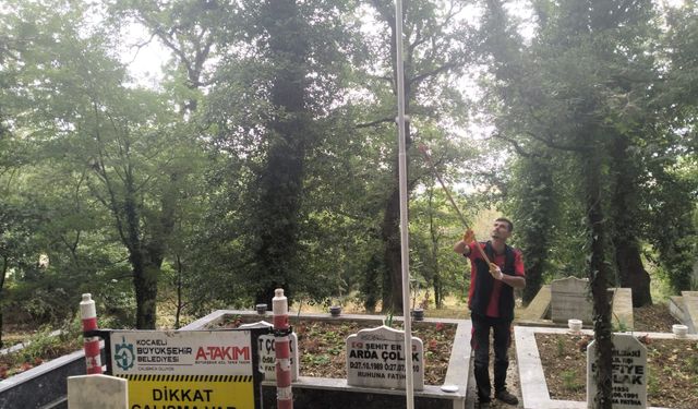 Hakkaniye Şehitliği’nde Türk bayrağı yeniden göndere çekildi