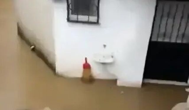 Gölcük’te sağanak sonrası evi su bastı