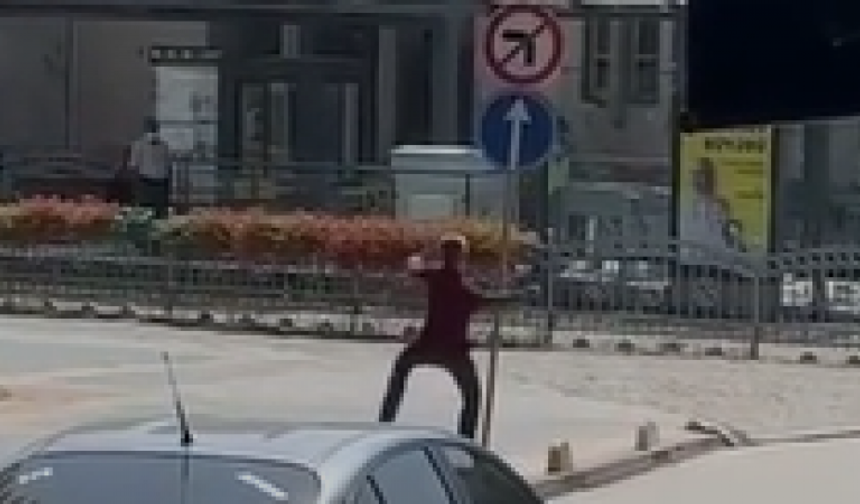 Vatandaş trafik levhası ile kavga etti!