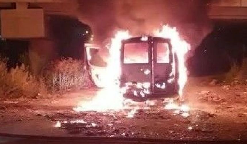 İzmit'te araç alev alev yandı