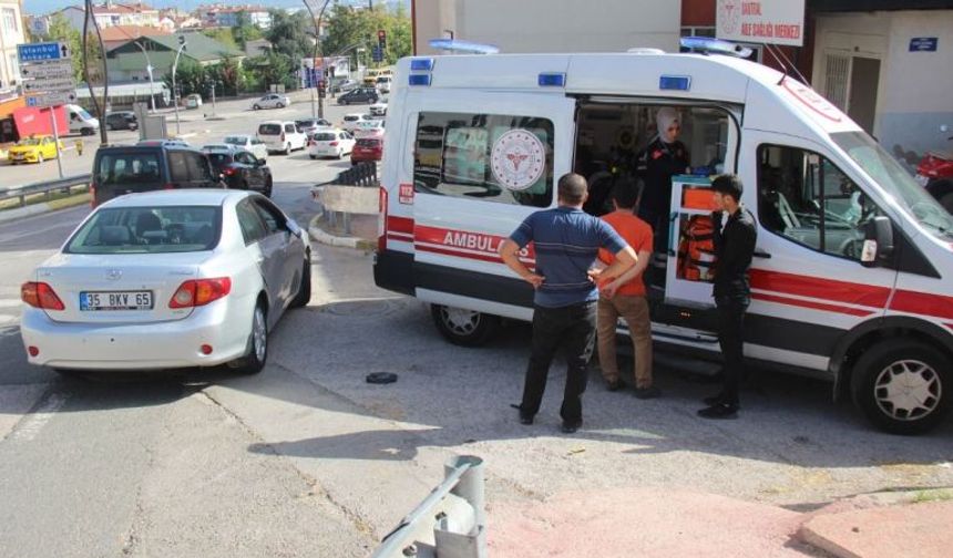 Motosiklet otomobil ile çarpıştı, ölümden döndü