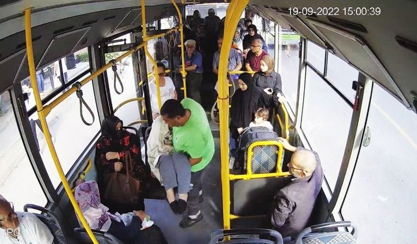 Otobüs bekleyen kadın kalp krizi geçirdi