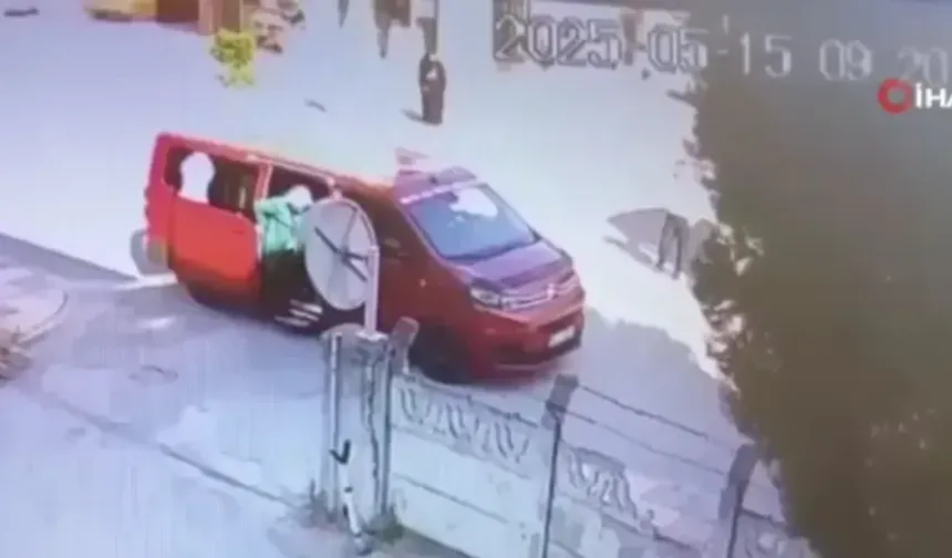 Dolmuştan inmek istedi, araç hareket edince böyle sürüklendi