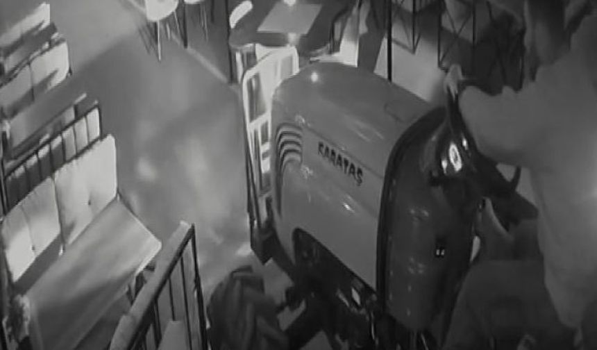 Traktör ile kafeye daldı