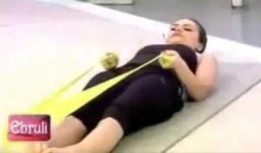 Ebru Şallı Tuvalet Temizledi