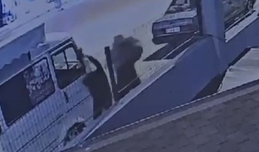 Karşısından gelen kadına yumruk atıp makasla yüzünü yaraladı