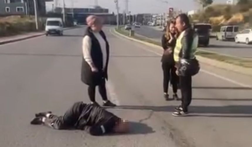 Kocaeli’de otomobil yayalara çarpıp refüje çıktı: 1’i ağır 2 yaralı