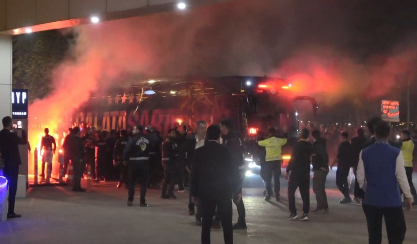 Galatasaray, Kocaeli’de Meşalelerle Karşılandı