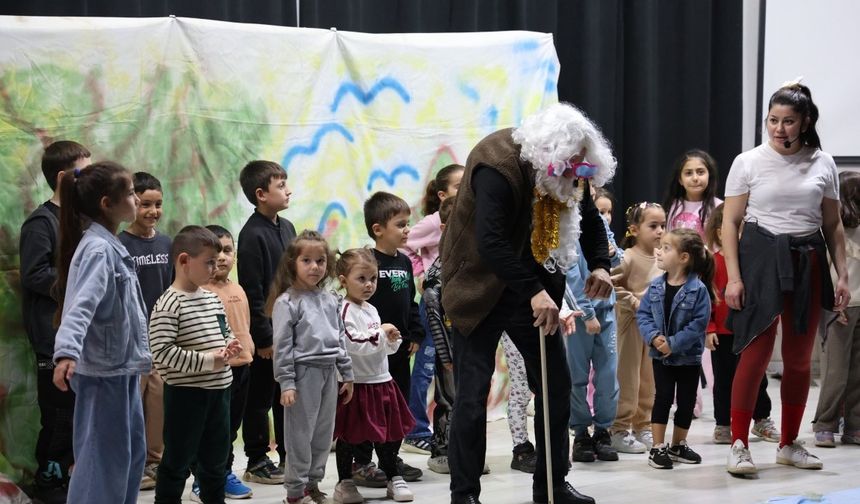 Kartepe’de Kültür Dolu Akşam: Tiyatro Her Yaşa Hitap Etti