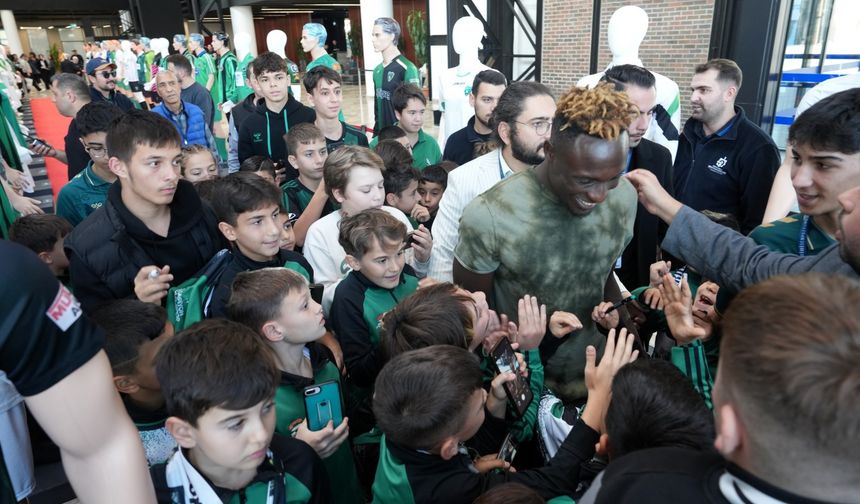 Kocaelispor’un Yıldızı Dan Agyei’ye Taraftardan Sevgi Seli