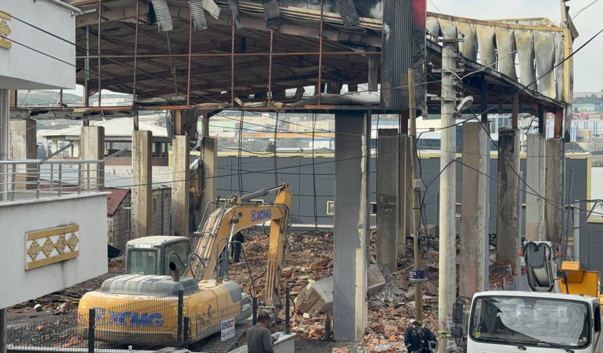 7 kişiye mezar olan parfüm dolum tesisi yıkılıyor