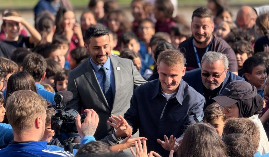 Gölcüklü minik başkan sözünü tuttu, Kerem Aktürkoğlu okula geldi