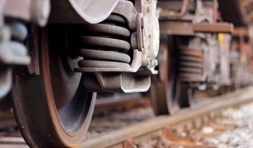 Kendini Trenin Altına Attı