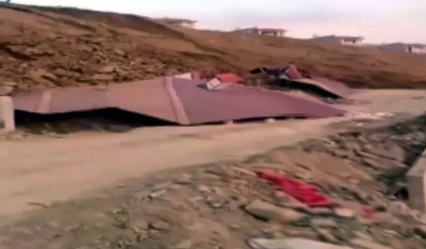 Yeni Yapılan Evler Heyelanda Gömüldü