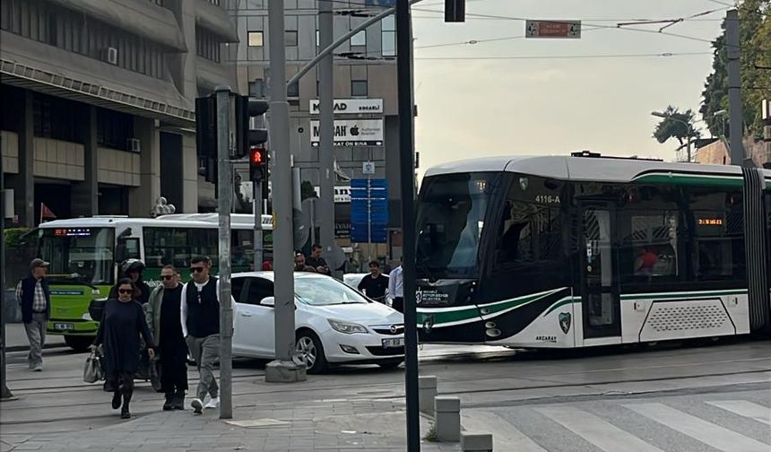 İzmit'te Tramvay Kaza Yaptı! Trafik Felç