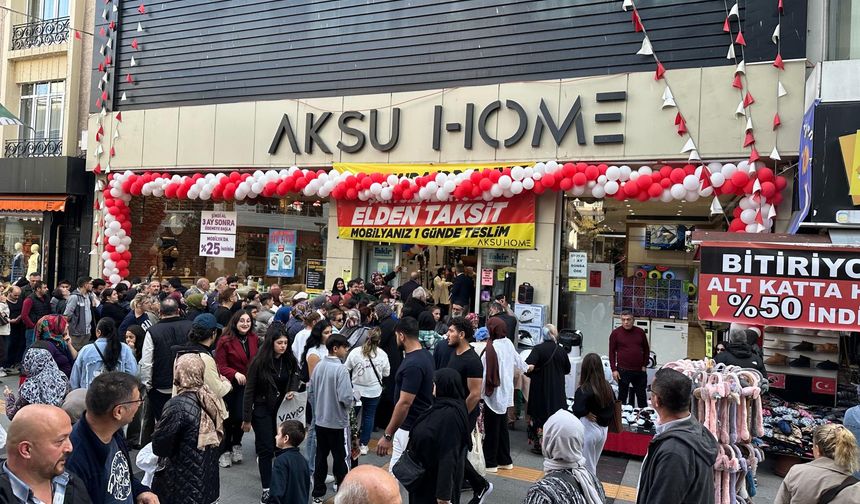 İzmit’te Yastık Savaşı! Yüzlerce Kişi AVM Önünde Sıraya Girdi