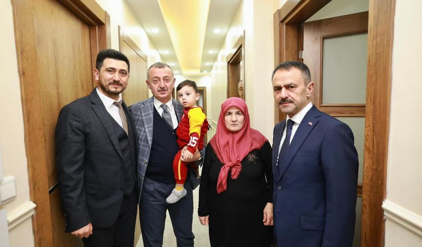 Vali Aktaş ve Başkan Büyükakın, bu yıl da geleneği bozmadı: İlk ziyaret şehit ailelerine yapıldı