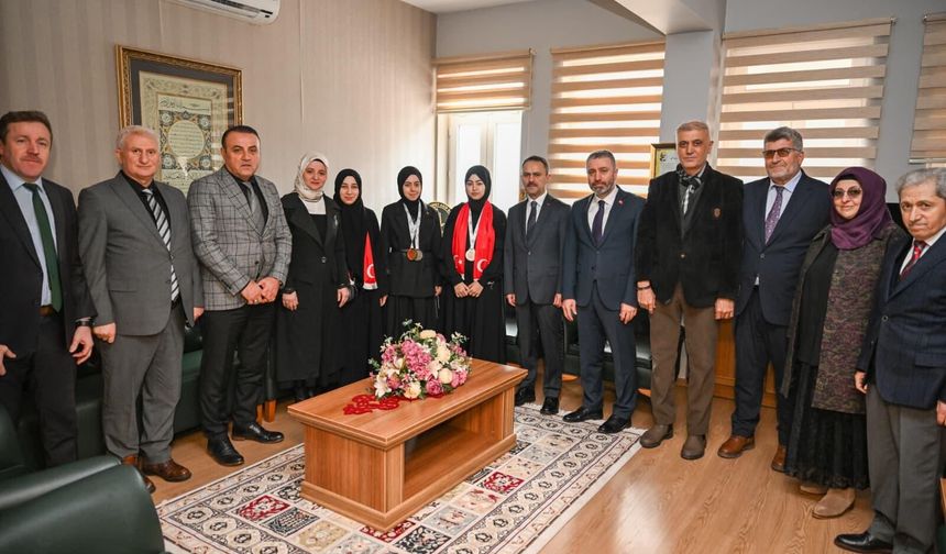 Vali Aktaş, İzmit Mehmet Akif Ersoy Kız Anadolu İmam Hatip Lisesini Ziyaret Etti