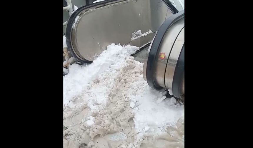 KOÜ'de yürüyen merdivenin ardı buz pisti