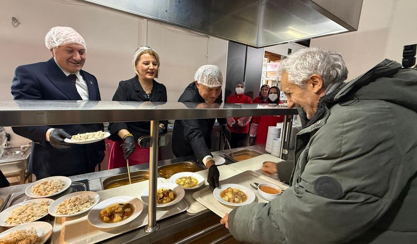 Başkan Zeybek ve Hürriyet Sosyal Belediyecilik Sofrasında