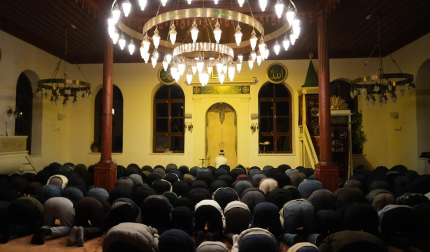 700 Yıllık Camide İlk Teravih