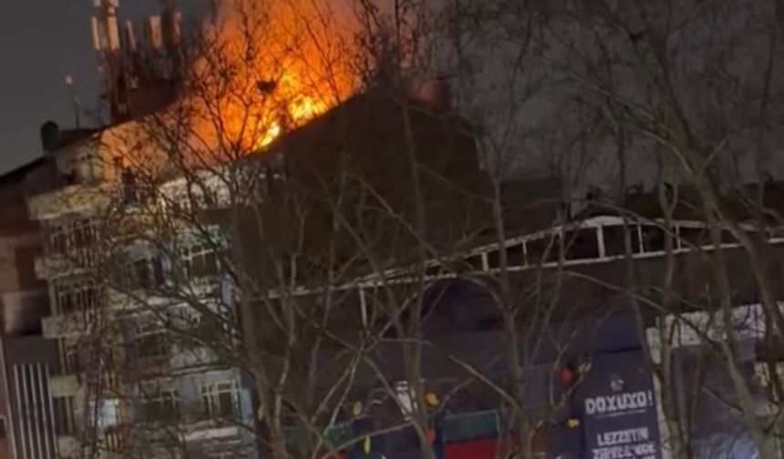 İzmit’te Korkutan Yangın: 7 Katlı Binanın Çatısı Alev Aldı