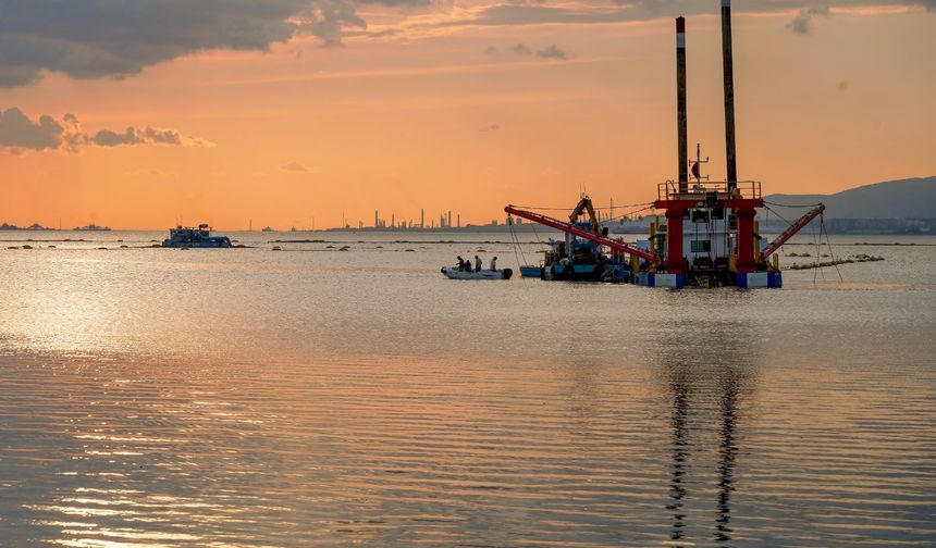 İzmit Körfezi’nden 1,75 Milyon Metreküp Çamur Çıkarıldı