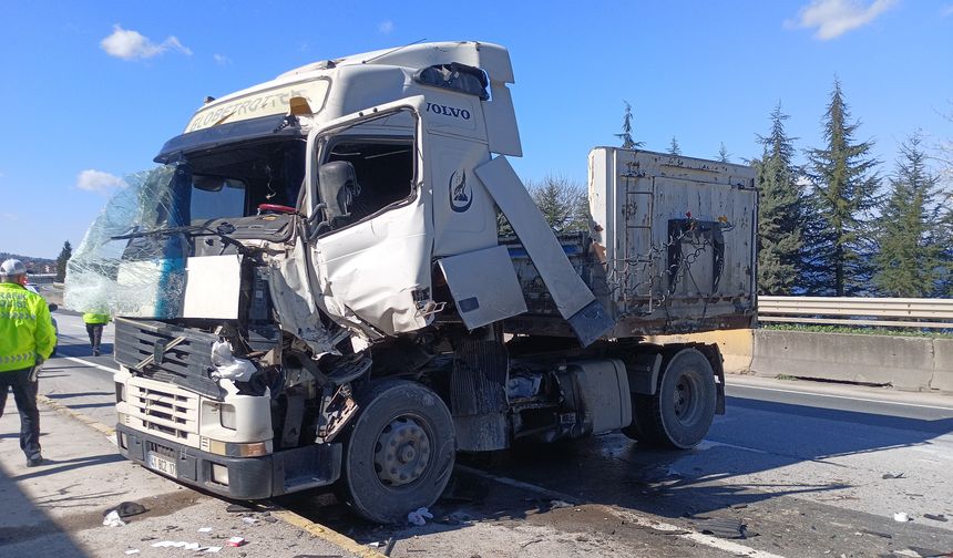 Kocaeli'de Tırlar Birbirine Girdi: Sürücü Sıkıştı