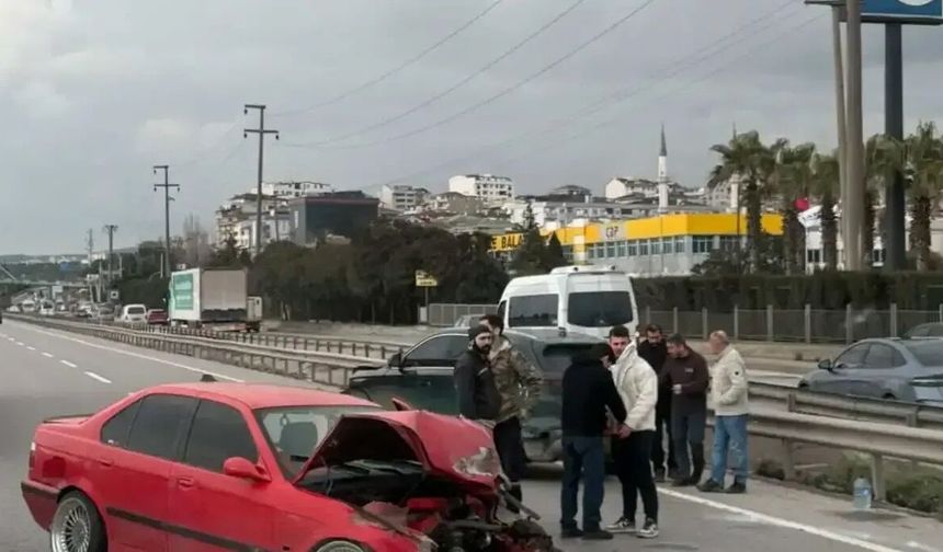 Çayırova’da Feci Çarpışma: İki Araç Hurdaya Döndü