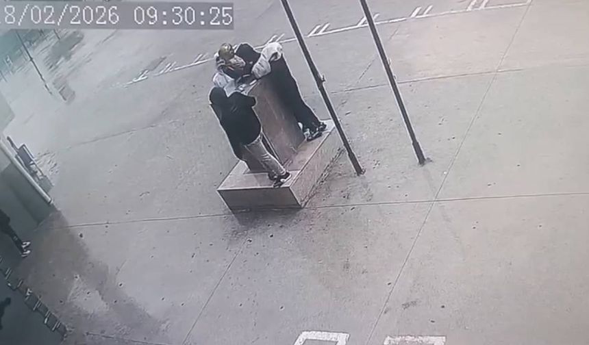 Büyük Atatürk'ün Büstünü Minik Ellerle Ayakta Tuttular