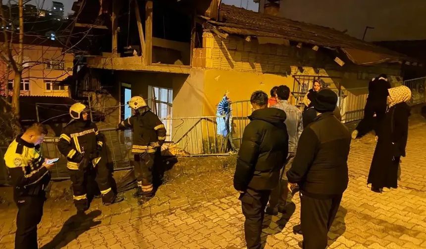 İzmit’te Kamyonet Evin İçine Girdi