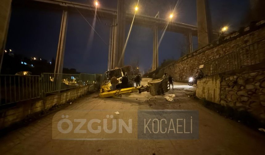 İş Makinesi Yolun Ortasında Devrildi!