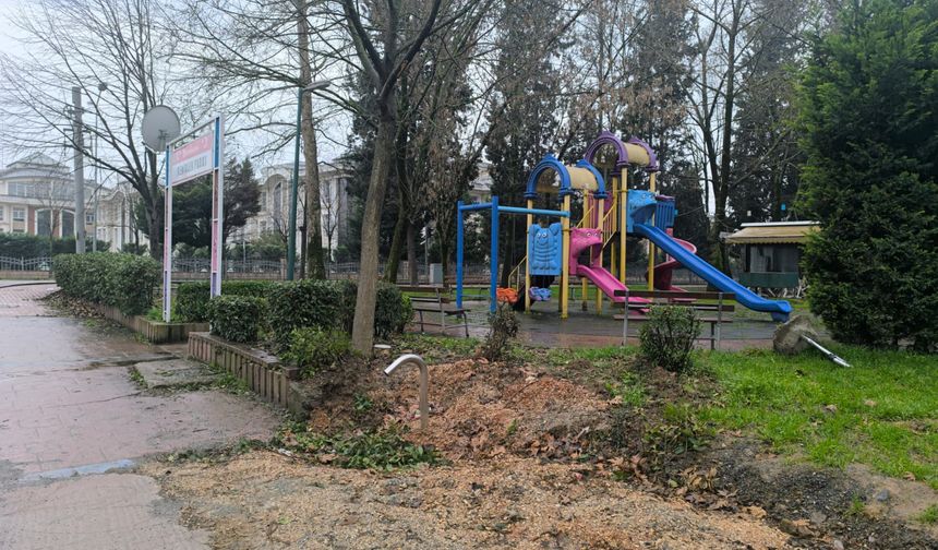 Şehitler Parkı’nda Hasar Günlerdir Giderilmedi